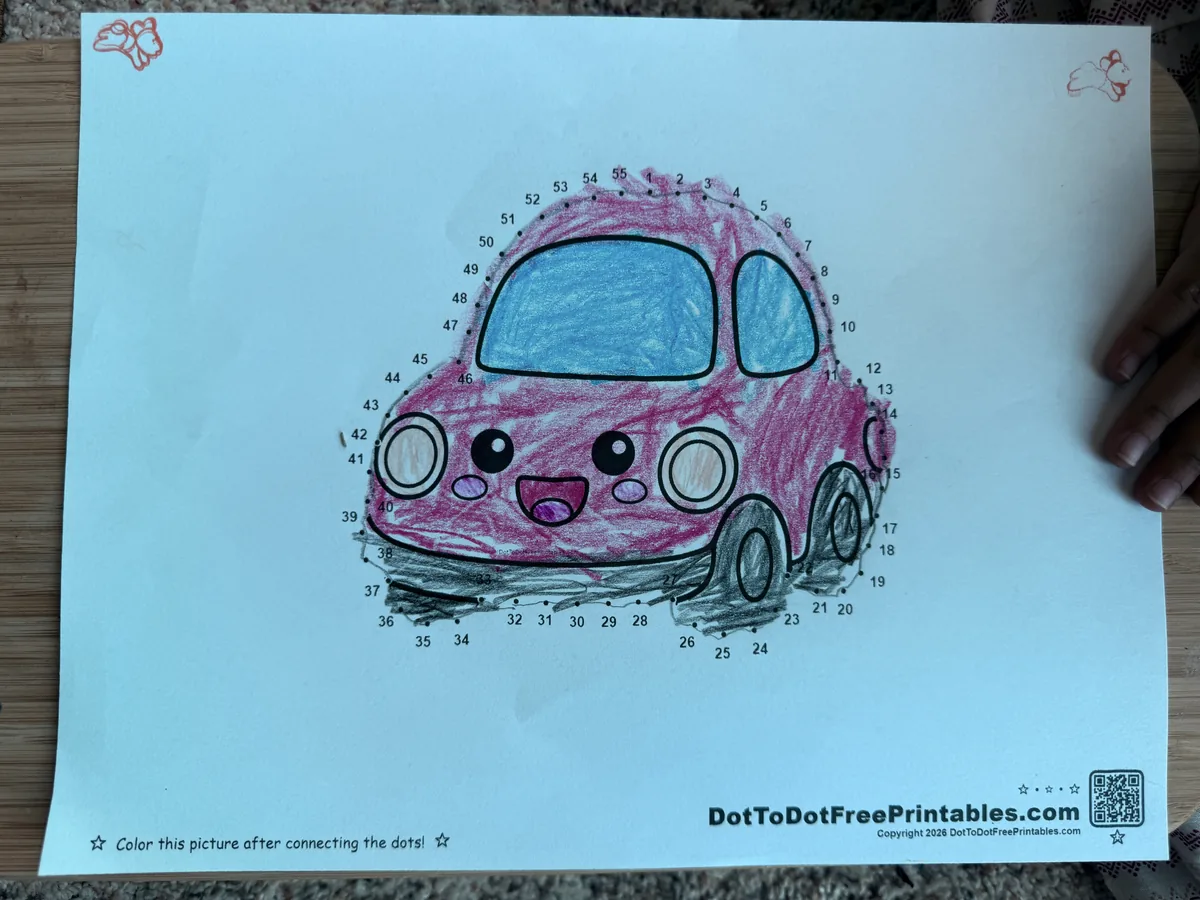 完成した「かわいい小さな車」の点つなぎページ。線をつなぎ、ピンクと青でぬり、タイヤは濃い色にしています。